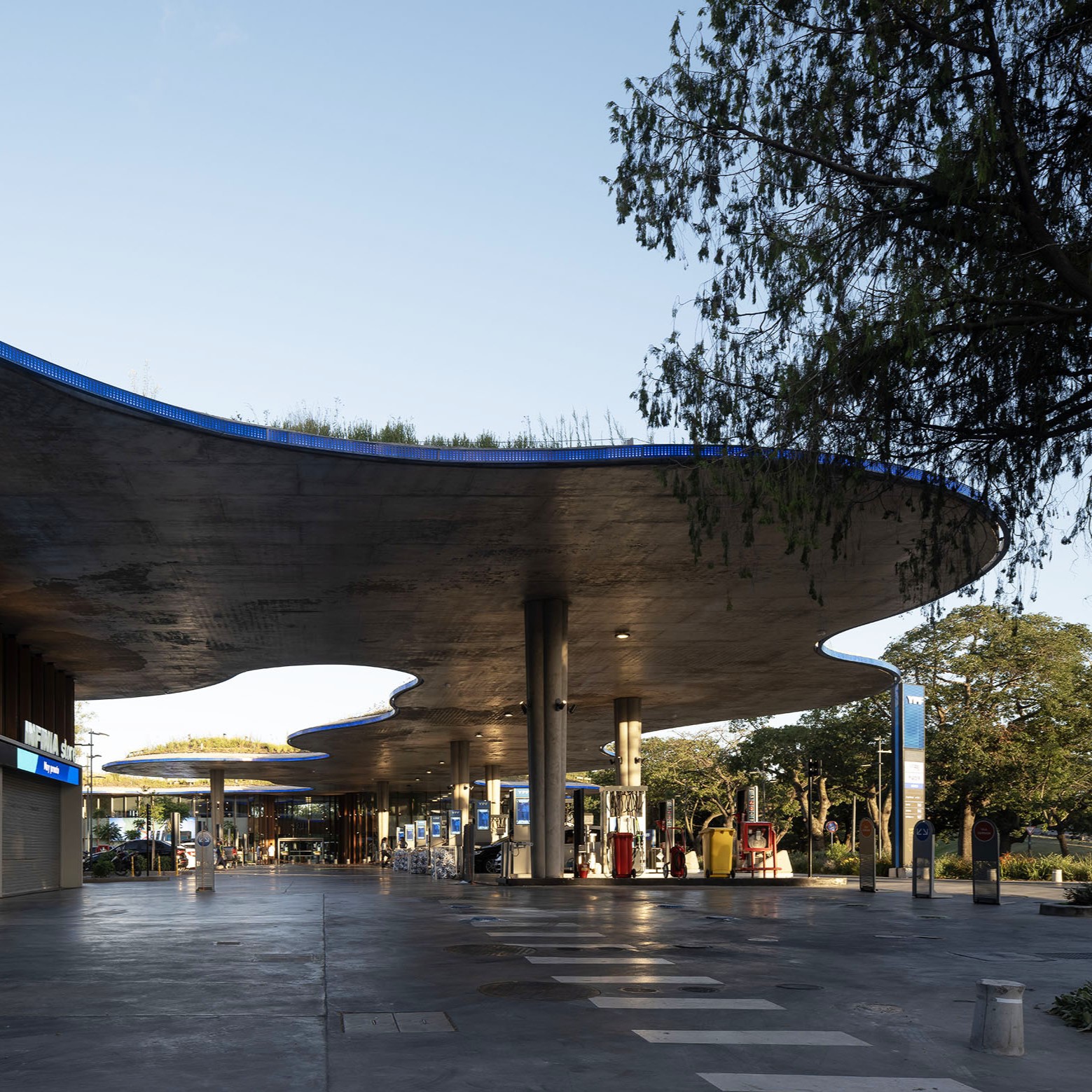 Estación de servicio Echeverría y Paseo Peatonal. 